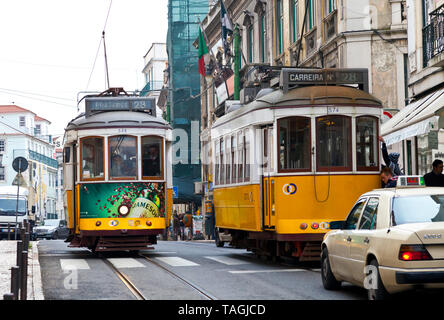 Tranvía 28. Barrio Chiado. Ciudad de Lisboa, Portogallo, Península Ibérica, Europa Foto Stock