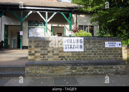 Gli elettori del Regno Unito sulle elezioni europee giornata elettorale in corrispondenza di una stazione di polling di Barnes, Richmond Upon Thames, Regno Unito Foto Stock