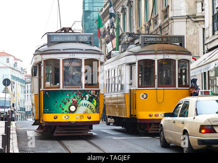 Tranvía 28. Barrio Chiado. Ciudad de Lisboa, Portogallo, Península Ibérica, Europa Foto Stock