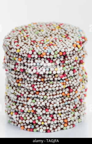 Round barra di cioccolato spolverati con granelli colorati Foto Stock