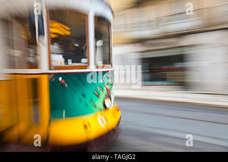 Tranvía 28. Barrio Chiado. Ciudad de Lisboa, Portogallo, Península Ibérica, Europa Foto Stock