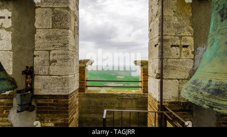 Montepulciano 2019. Vista della campagna del Chianti intorno a Montalcino da una torre campanaria. Il giorno è la molla ma pieno di nuvole. Aprile 2019 in Montepulc Foto Stock