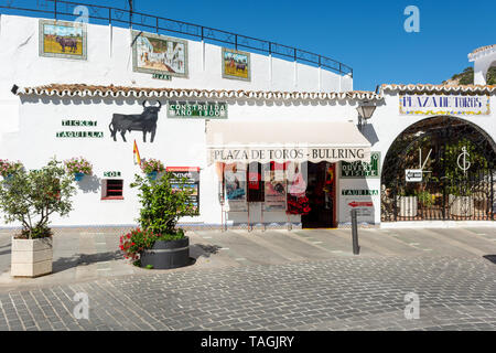 Bianco ingresso anteriore e la facciata della piccola arena a Mijas, regione Andalusia, Spagna Foto Stock