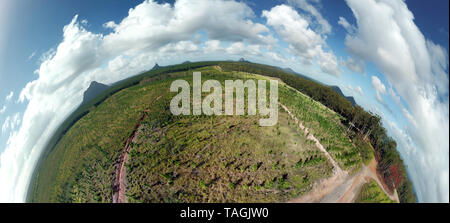 Vista Planetoid della casa di vetro Mountains National Park sulla Sunshine Coast (Queensland, Australia). La Glasshouse Mountains si stagliano nel dopo Foto Stock