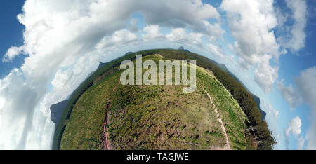 Vista Planetoid della casa di vetro Mountains National Park sulla Sunshine Coast (Queensland, Australia). La Glasshouse Mountains si stagliano nel dopo Foto Stock