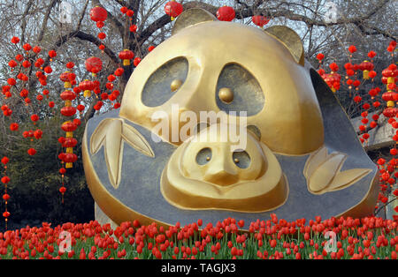 Statua o scultura di un panda e cub all'entrata di Chengdu Panda riserva (Chengdu Research Base del Panda Gigante da allevamento) in Sichuan, in Cina. Foto Stock