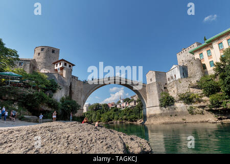 MOSTAR, BOSNIA ERZEGOVINA - 13 luglio 2016: Il Ponte Vecchio con il fiume Neretva. 'Stari più" è stato costruito nel 1557 dagli ottomani. Ponte Vecchio è inscritto Foto Stock