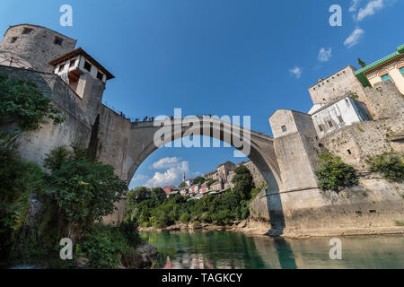 MOSTAR, BOSNIA ERZEGOVINA - 13 luglio 2016: Il Ponte Vecchio con il fiume Neretva. 'Stari più" è stato costruito nel 1557 dagli ottomani. Ponte Vecchio è inscritto Foto Stock