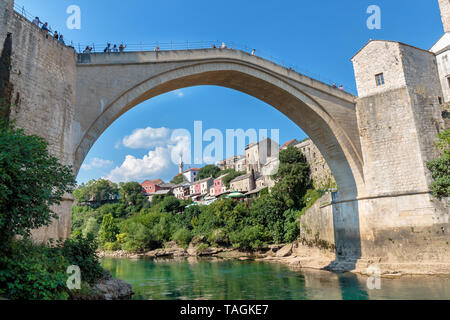 MOSTAR, BOSNIA ERZEGOVINA - 13 luglio 2016: Il Ponte Vecchio con il fiume Neretva. 'Stari più" è stato costruito nel 1557 dagli ottomani. Ponte Vecchio è inscritto Foto Stock