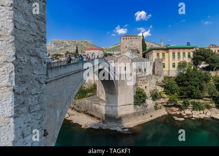 MOSTAR, BOSNIA ERZEGOVINA - 13 luglio 2016: Il Ponte Vecchio con il fiume Neretva. 'Stari più" è stato costruito nel 1557 dagli ottomani. Ponte Vecchio è inscritto Foto Stock