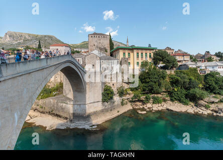 MOSTAR, BOSNIA ERZEGOVINA - 13 luglio 2016: Il Ponte Vecchio con il fiume Neretva. 'Stari più" è stato costruito nel 1557 dagli ottomani. Ponte Vecchio è inscritto Foto Stock