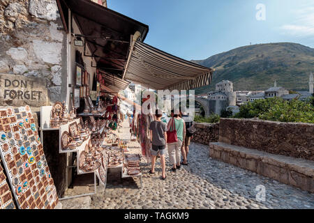 MOSTAR, BOSNIA ERZEGOVINA - 13 luglio 2016: Bazzar nella parte vecchia della citta'. Kujundziluk street vicino al vecchio ponte di Mostar Foto Stock