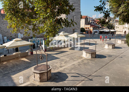 ZADAR, Croazia - 10 luglio 2016: Cinque pozzi quadrato in Zadar, Croazia Foto Stock