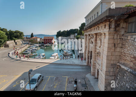 ZADAR, Croazia - 10 luglio 2016: Fosa piccolo porto di Zadar e resti del passato: mura e torri, imponenti porte. Tra le torri è il capitano e il Foto Stock