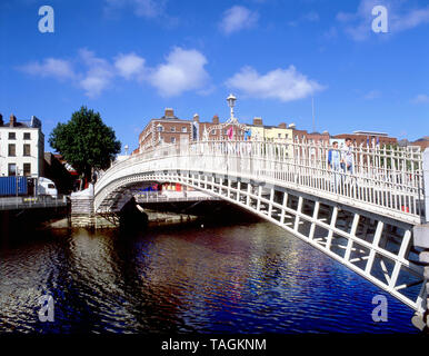Xix secolo Ha'penny Bridge sul fiume Liffey, Wellington Quay, Dublin, Provincia di Leinster, Repubblica di Irlanda Foto Stock