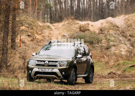 Gomel, Bielorussia - Aprile 12, 2019: verde auto Renault Duster o Dacia Duster Suv parcheggiato in foresta Foto Stock