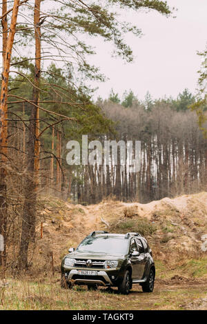 Gomel, Bielorussia - Aprile 12, 2019: verde auto Renault Duster o Dacia Duster Suv parcheggiato in foresta Foto Stock