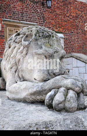 Sleeping Lion statua ai piedi della torre del Palazzo Comunale, la principale piazza del Mercato di Cracovia. Foto Stock
