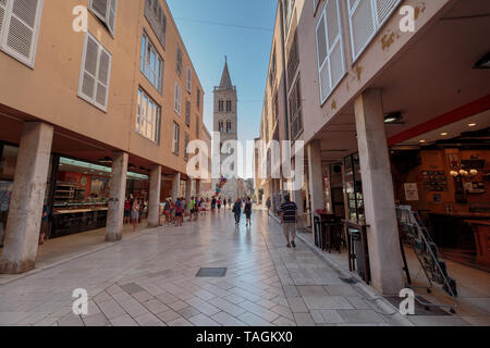 ZADAR, Croazia - 10 luglio 2016: estate scena della famosa Kalelarga street, la strada principale di Zadar Foto Stock