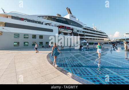 ZADAR, Croazia - 10 luglio 2016:ragazza camminare sul saluto al sole solare installazione e la nave di crociera sul dock in background Foto Stock