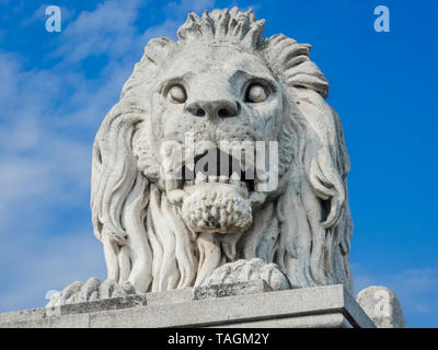 Close-up di una statua di Lion su un ponte a Budapest Foto Stock