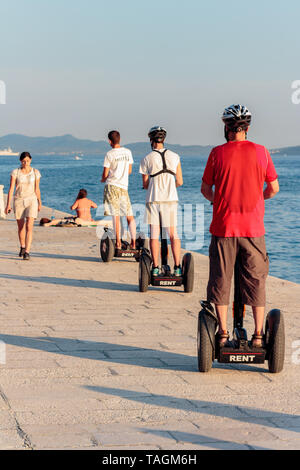 ZADAR, Croazia - 10 luglio 2016: Turisti escursioni su un Segway Tour di Zadar, Croazia Foto Stock