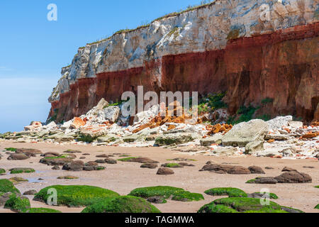 Vista di rocce e dirupi a hunstanton north NORFOLK REGNO UNITO inizio estate Foto Stock