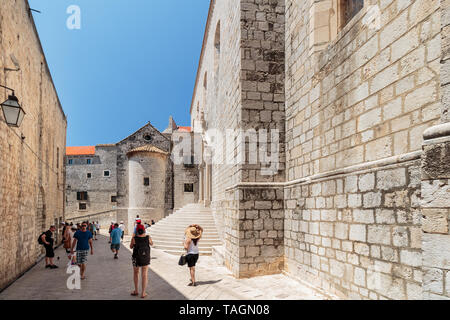 DUBROVNIK CROAZIA - Luglio 13, 2016: estate scena del percorso che conduce al cancello PLOCE e San Sebastian ingresso della chiesa passi nella città di Dubrovnik, croato Foto Stock