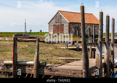 Vista del vecchio capannone di carbone e la vecchia barca di legno a thornham porto sulla Costa North Norfolk Foto Stock