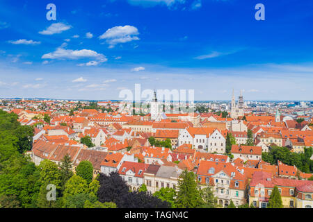 Vista panoramica sulla città alta e san Marco chiesa a Zagabria, tetti rossi e i palazzi del vecchio centro barocco, centro politico della Croazia Foto Stock