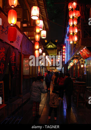 Jinli antica strada a Chengdu, in Cina. Jinli Street dispone di caffetterie e bar ed è decorata con lanterne rosse. Si tratta di un luogo di divertimento di notte a Chengdu. Foto Stock