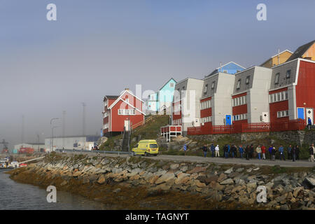 Marina e impianti portuali a Paamiut villaggio sulla costa occidentale della Groenlandia. I passeggeri provenienti da una visita a nave da crociera sono per un tour a piedi. Foto Stock