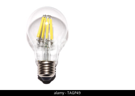 Il vecchio tappo di Edison lampada a LED su un isolato di superficie bianca Foto Stock