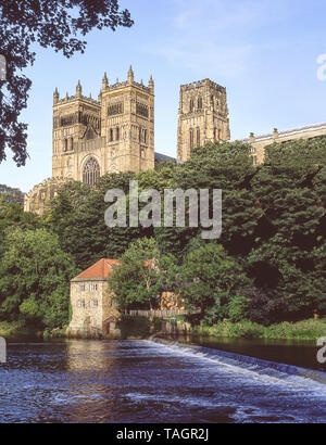 La Cattedrale di Durham sopra fiume usura, Durham, County Durham, England, Regno Unito Foto Stock