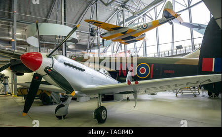 Uno degli ultimi post produzione guerra Supermarine Spitfire Mk24(?) aerei da combattimento presso l'Imperial War Museum Duxford, Cambridgeshire, Regno Unito Foto Stock