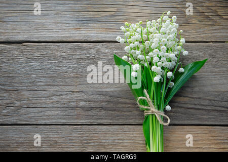 Gigli della valle su sfondo di legno. Vista dall'alto. Foto Stock