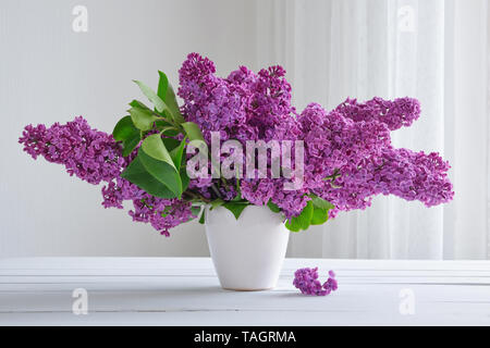 Bouquet di bellissimi fiori lilla. Foto Stock