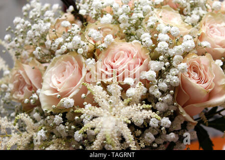 Molto romantica la disposizione delle rose rosa e petali con neonati respiro in un mazzo di fiori Foto Stock