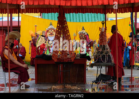 Tsam (Cham) religione mask dance nel monastero Dashchoilin, Ulaanbaatar, in Mongolia. Foto Stock