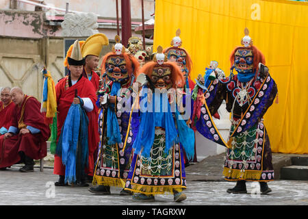 Tsam (Cham) religione mask dance nel monastero Dashchoilin, Ulaanbaatar, in Mongolia. Foto Stock