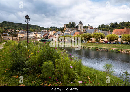 Vista di Montignac e il fiume Vezere nel Perigord regione della Francia Foto Stock
