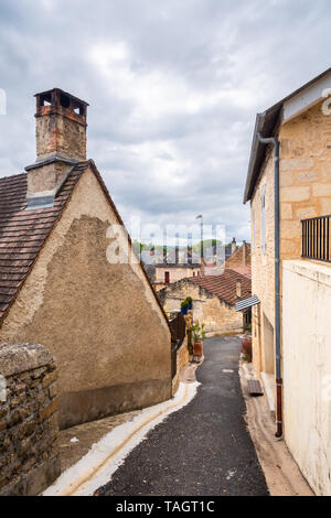 Strada stretta di Montignac, Nouvelle-Aquitaine, Francia Foto Stock