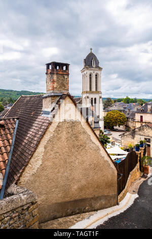 Il campanile della chiesa del villaggio di Montignac, Nouvelle-Aquitaine, Francia Foto Stock