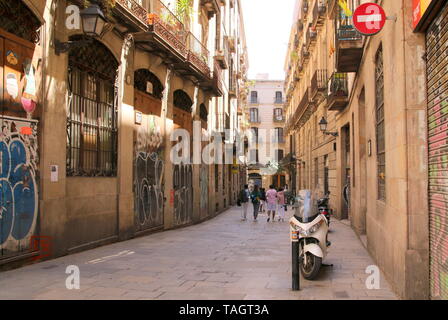 Questo è uno dei tanti vicoli colorati di Barcellona. Foto Stock