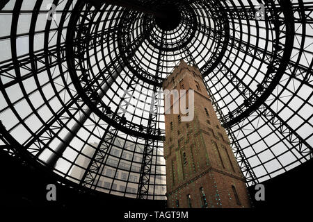 Inquadratura storica torre e il tetto di vetro in Melbourne Victoria Australia Foto Stock