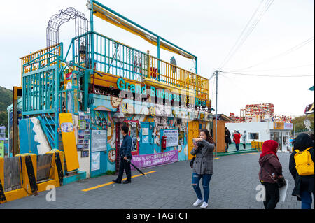 Per i turisti che visitano la cultura Gamcheon Village, famosa attrazione con vibrante case dipinte in Busan, Corea del Sud Foto Stock