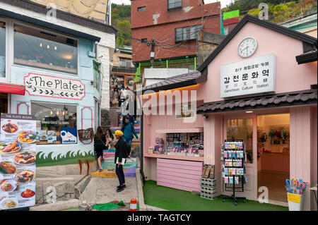 Per i turisti che visitano la cultura Gamcheon Village, famosa attrazione con vibrante case dipinte in Busan, Corea del Sud Foto Stock