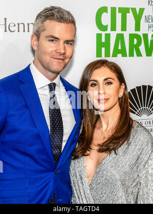 New York, NY - Aprile 30, 2019: Ryan Serhant ed Emilia Bechrakis frequentare il 2019 City Messe a Gala Cipriani 42nd Street Foto Stock