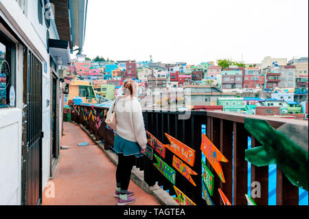 Per i turisti che visitano la cultura Gamcheon Village, famosa attrazione con vibrante case dipinte in Busan, Corea del Sud Foto Stock