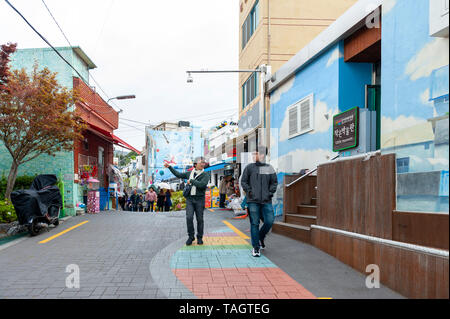 Per i turisti che visitano la cultura Gamcheon Village, famosa attrazione con vibrante case dipinte in Busan, Corea del Sud Foto Stock